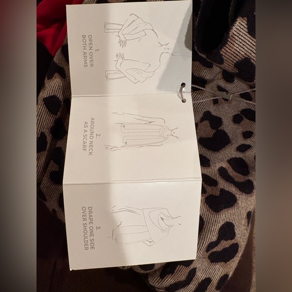 Chico’s Animal Print Reversible Travel Wrap Rauna with travel bag. - Picture 10 of 10